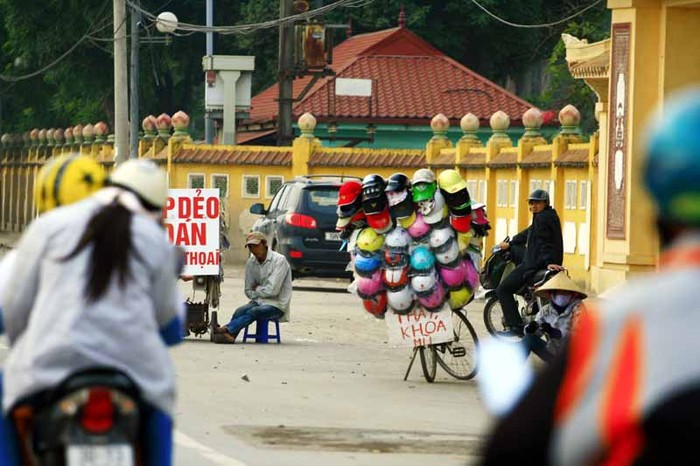 Không khó để tìm mua mũ bảo hiểm rởm ở mọi con phố quanh Hà Nội